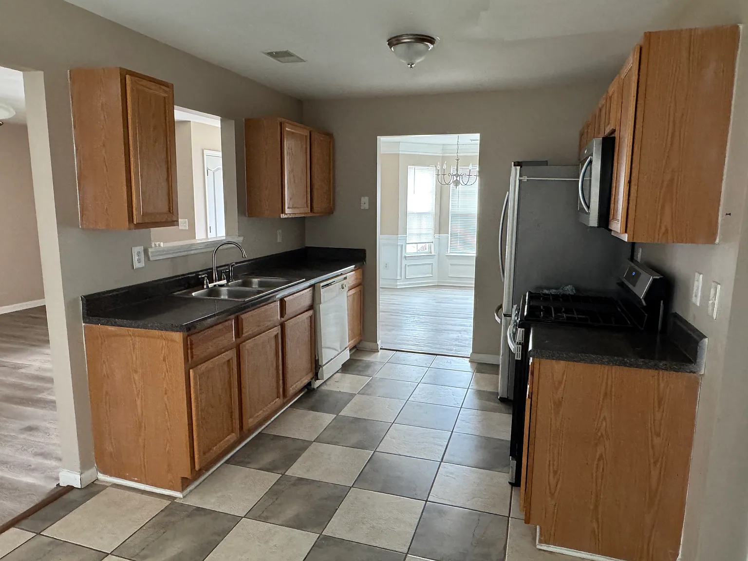 4 bed, 2.5 bath, 2026 sqft, $1,800 — Photo 4