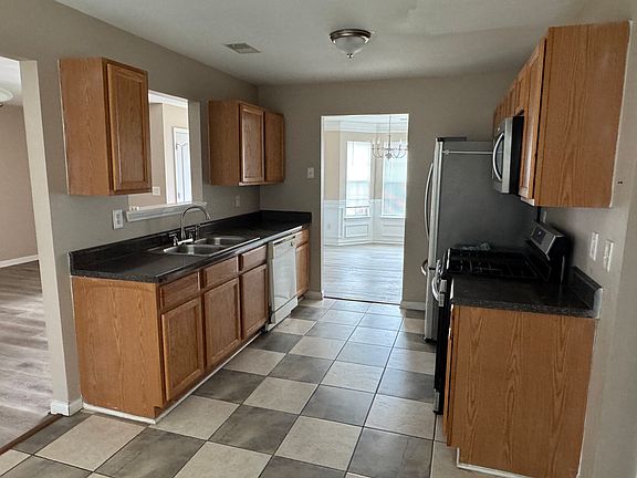 4th image of 1110 Oak Hollow Ln