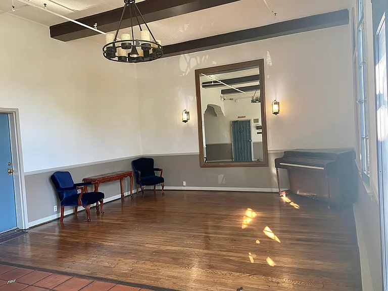 554 S Hobart Blvd #209 — Photo 3