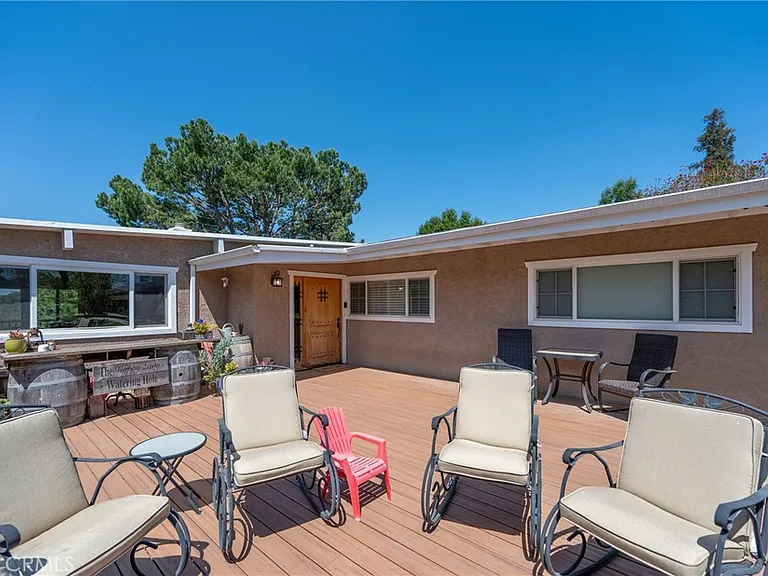 1014 Hacienda Dr — Photo 1