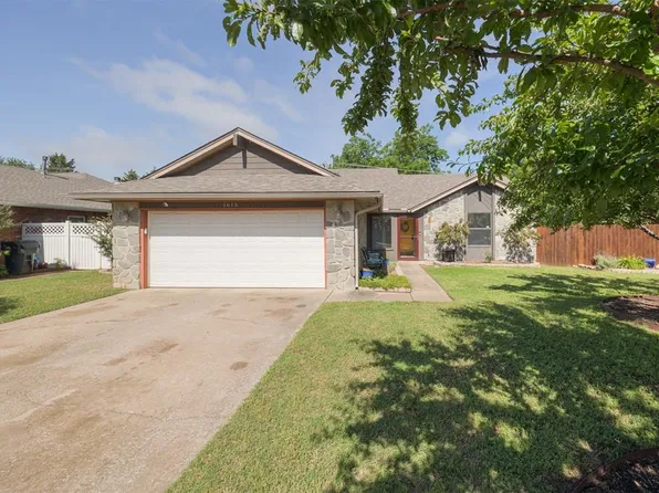 1615 Honeysuckle Ln, Midwest City, OK 73130
