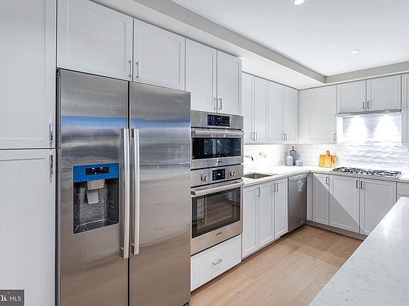 4th image of 925 N Fairfax St Unit 807