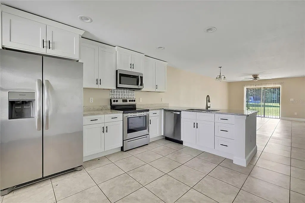 3 bed, 2.0 bath, 2576 sqft, $1,725 — Photo 2