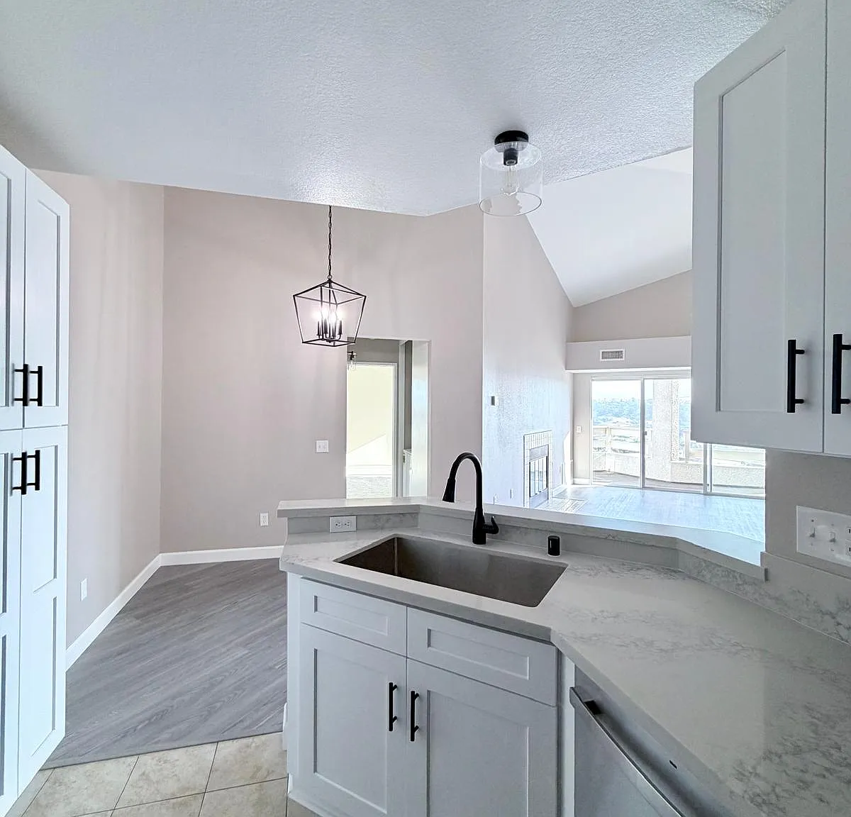 3 bed, 1271 sqft, $3,795 — Photo 4
