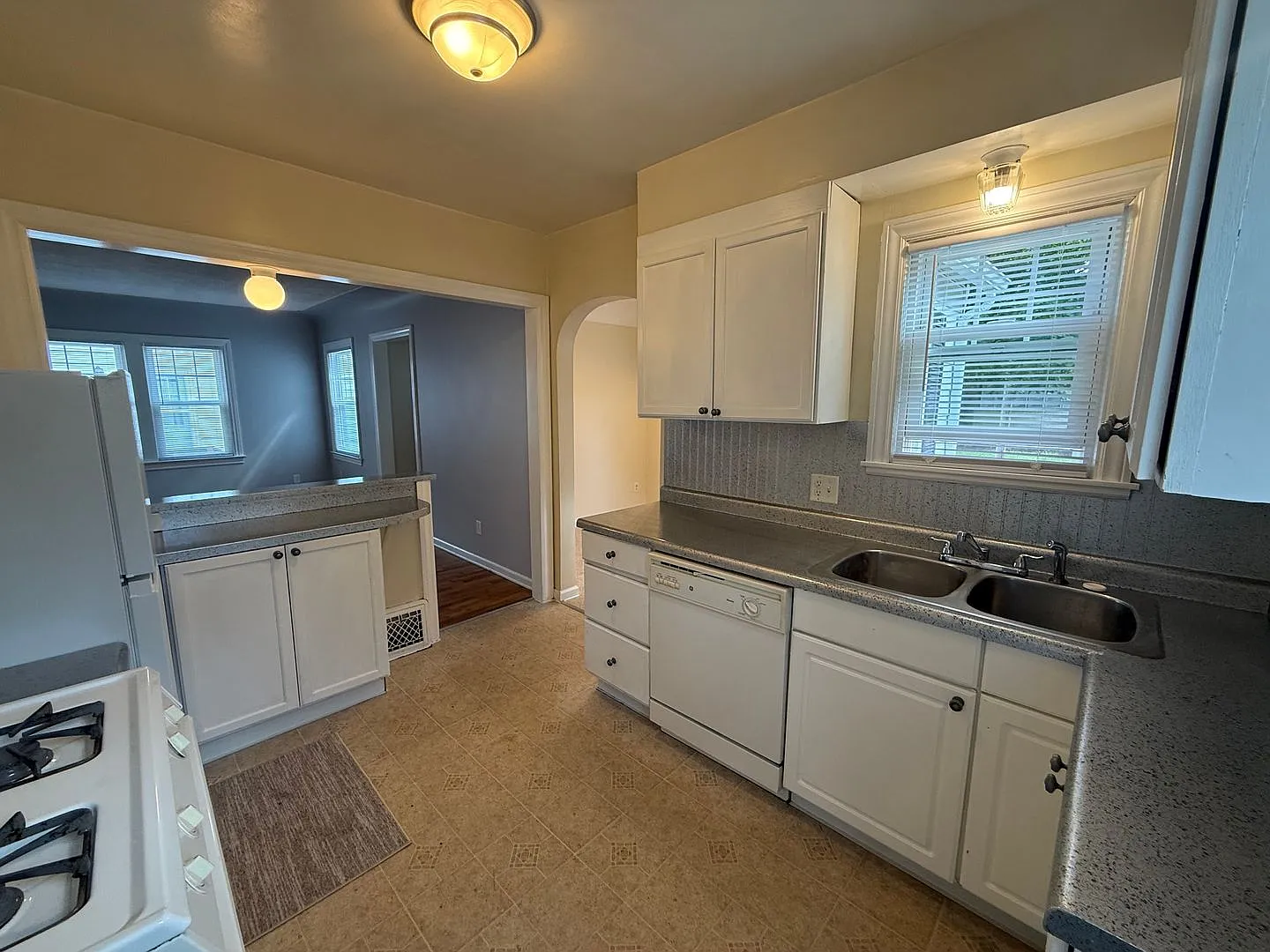 3 Bed, 1 Bath Single-Family Home in Quiet Cul-de-Sac Pet Friendly! — Photo 2