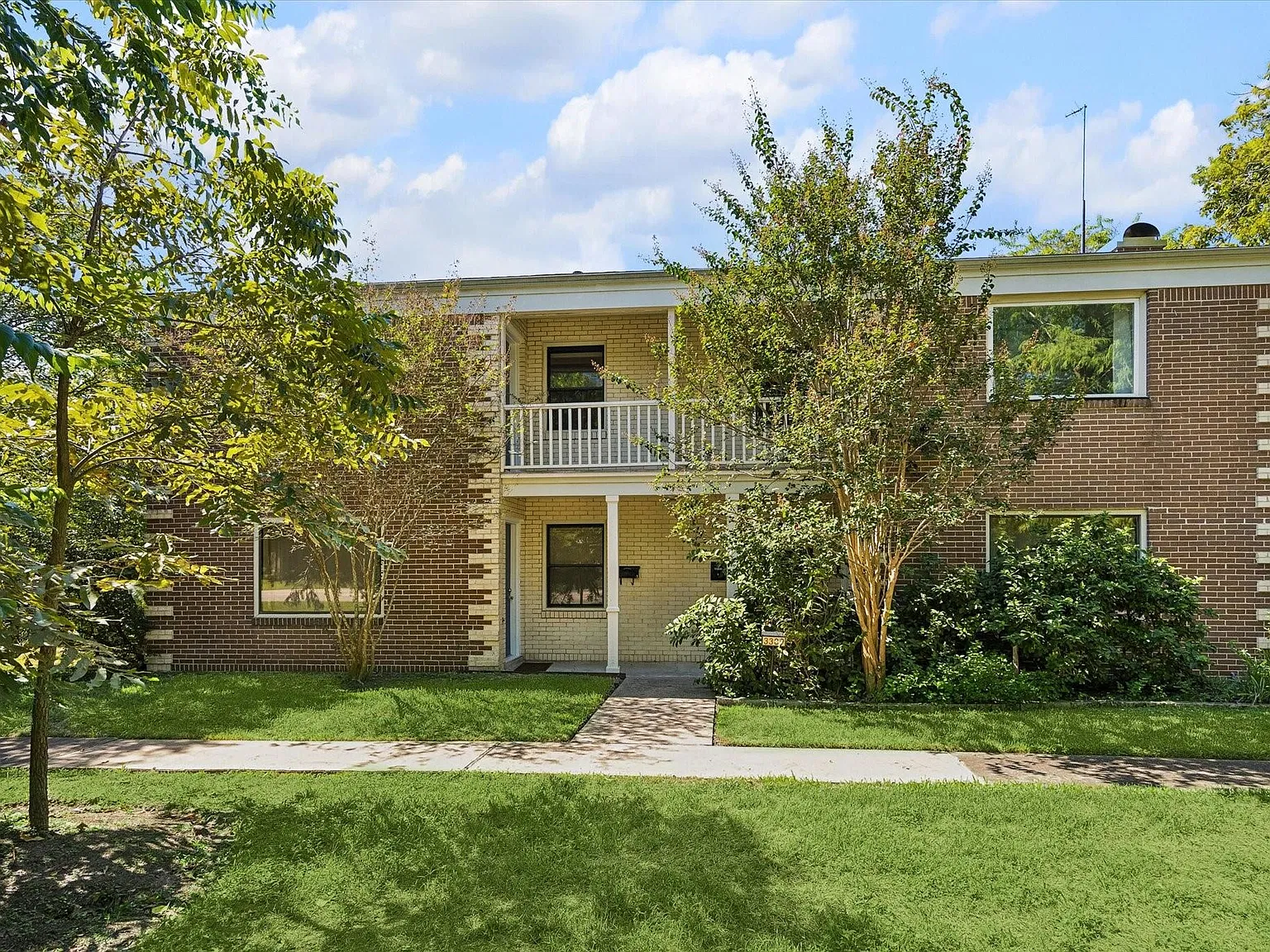 2 bed, 1.0 bath, 2640 sqft, $1,900 — Photo 1