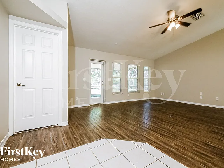 4003 Kingsfield Dr — Photo 2