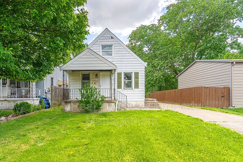 4 bed, 1.0 bath, 1200 sqft, $1,750 — Photo 3