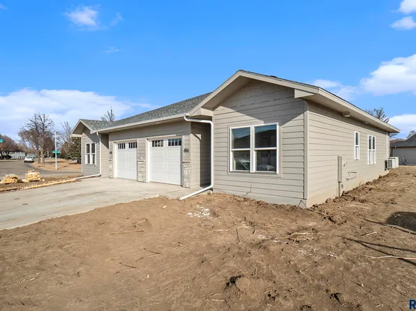 806 N Marquette Pl, Sioux Falls, SD 57110