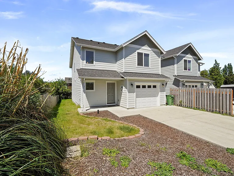 877 SE Anchor Ave #A — Photo 1