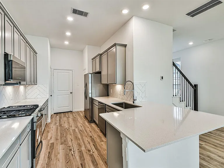 678 Royal Arch — Photo 12