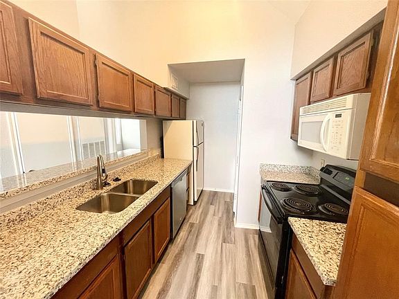 5th image of 14550 Fonmeadow Dr APT 806