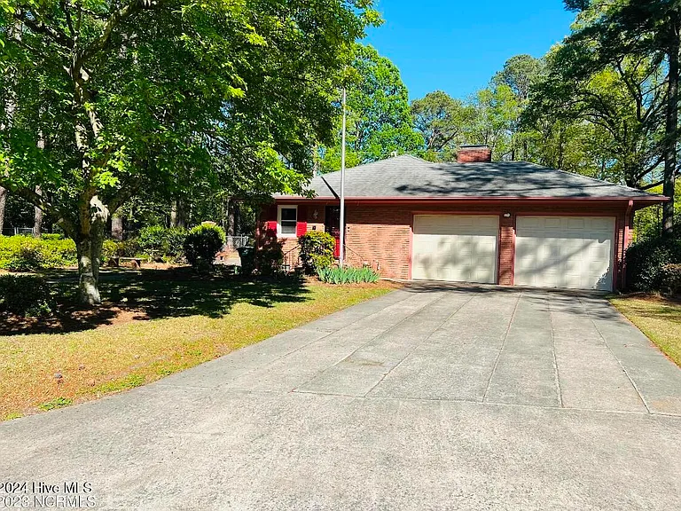 1811 Rosewood Dr — Photo 2