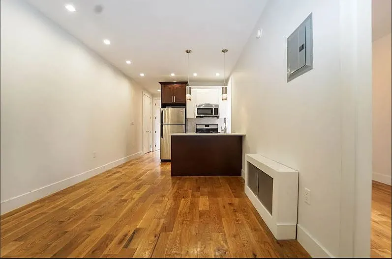 11 Maple Street — Photo 1