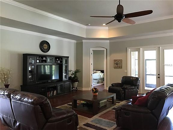 2nd image of 905 Harbor Hill Dr