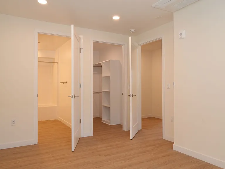 Brand New Luxury Homes! W/D, Balcony & Parking! — Photo 14