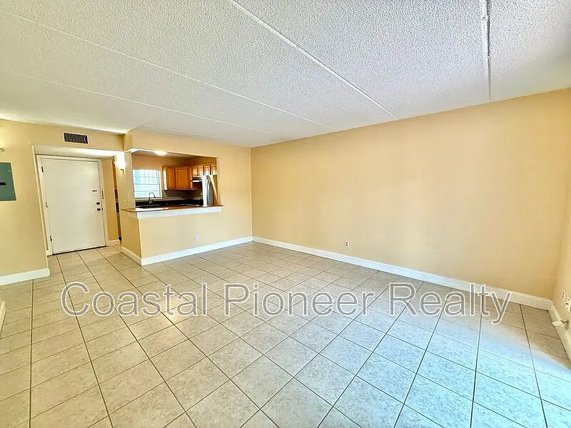 1 bed, 1.0 bath, 742 sqft, $1,250 — Photo 2