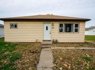 1334 15th Ave S, Clinton, IA 52732