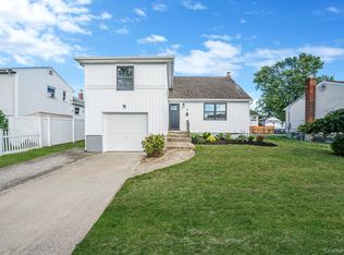 7 Ford Dr W, Massapequa, NY 11758