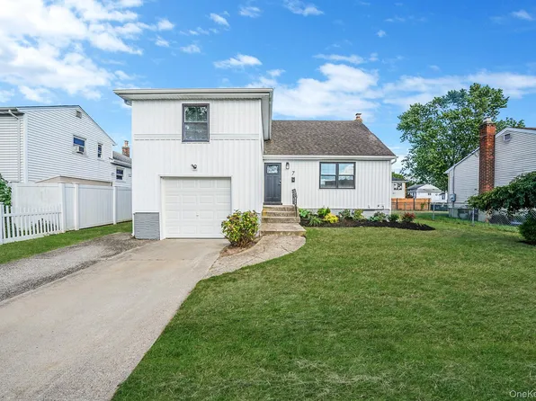 7 Ford Drive W, Massapequa, NY 11758