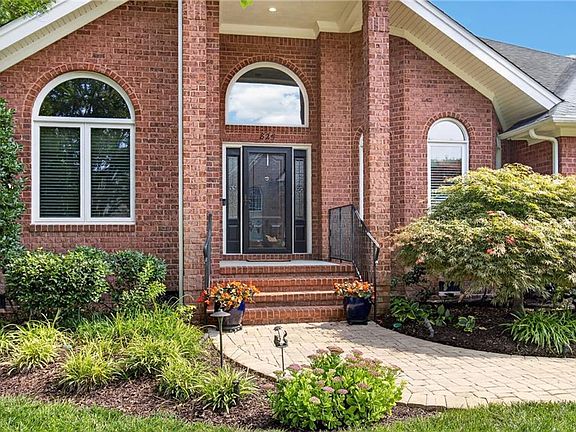 3rd image of 825 Waterfall Way