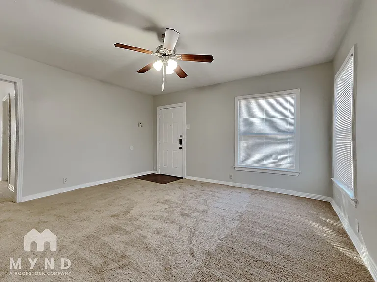 321 Edgefield Dr — Photo 2