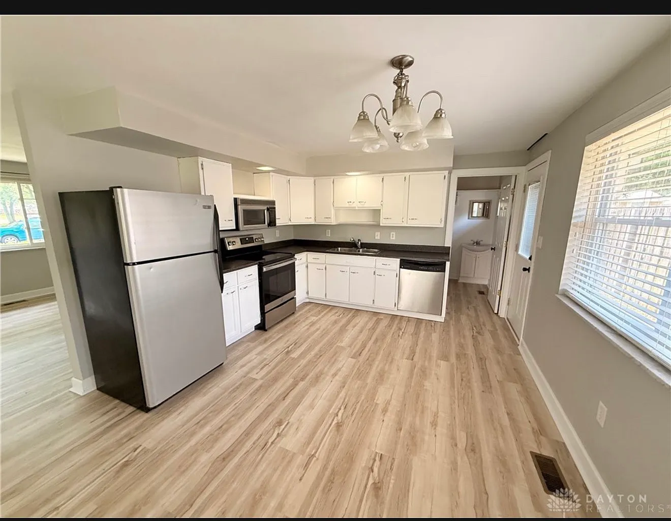 3 bed, 1221 sqft, $1,999 — Photo 4
