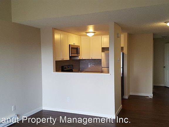 5th image of 2141 Eastview Pl