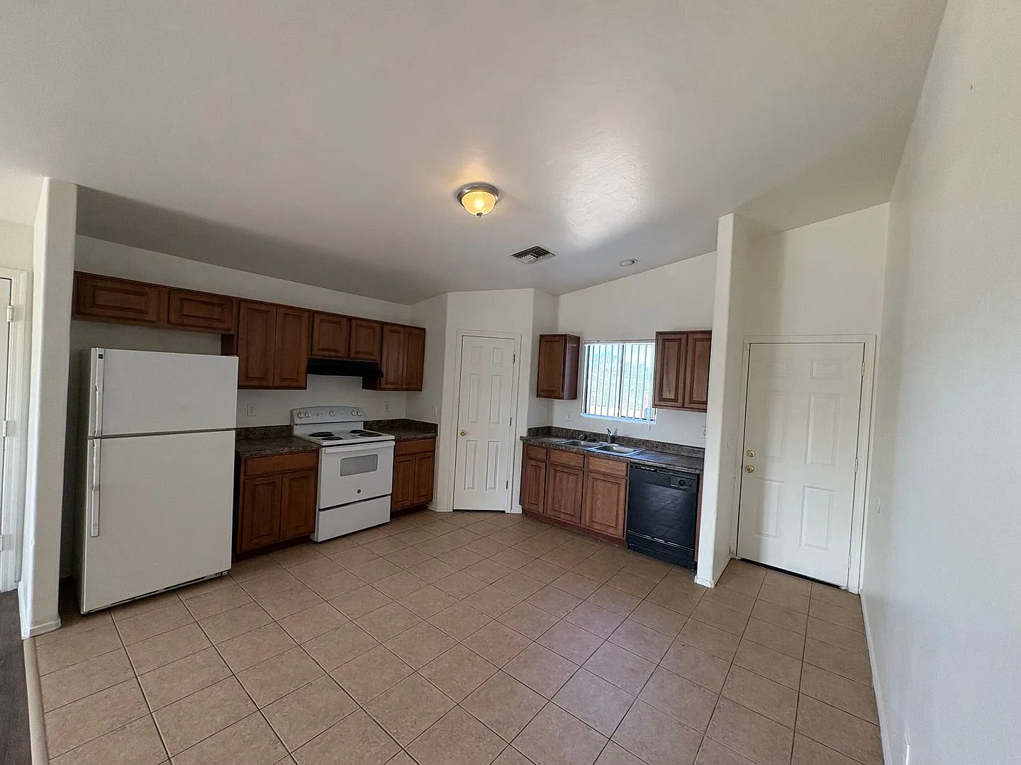Perfectly Located 4/2 SFR Home — Photo 4