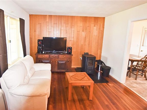 5th image of 104 Frederick Dr