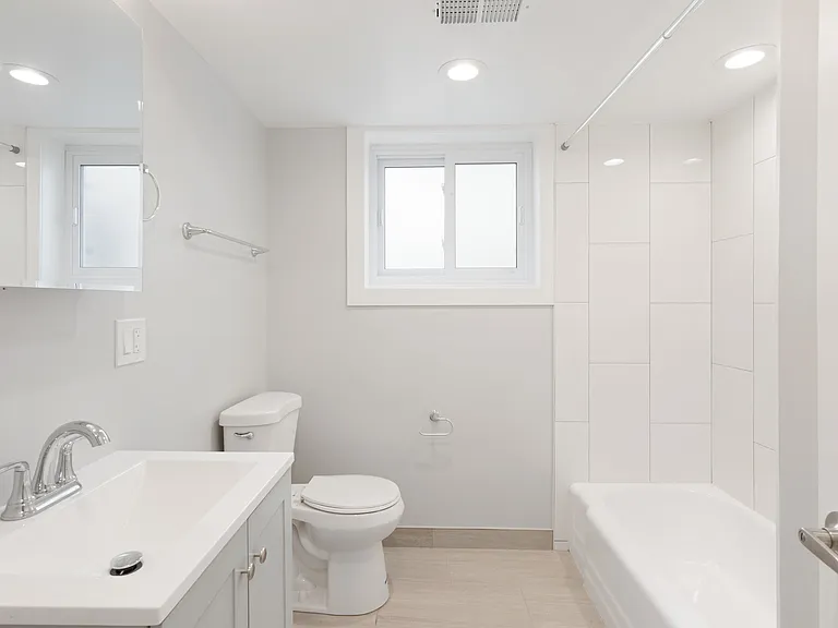 2330 W Lunt Ave #401 — Photo 9
