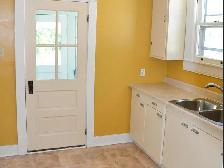 3829 Elmwood Ave — Photo 13
