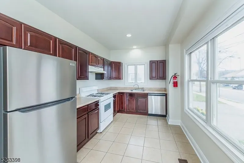 2 bed, 600 sqft, $2,500 — Photo 4