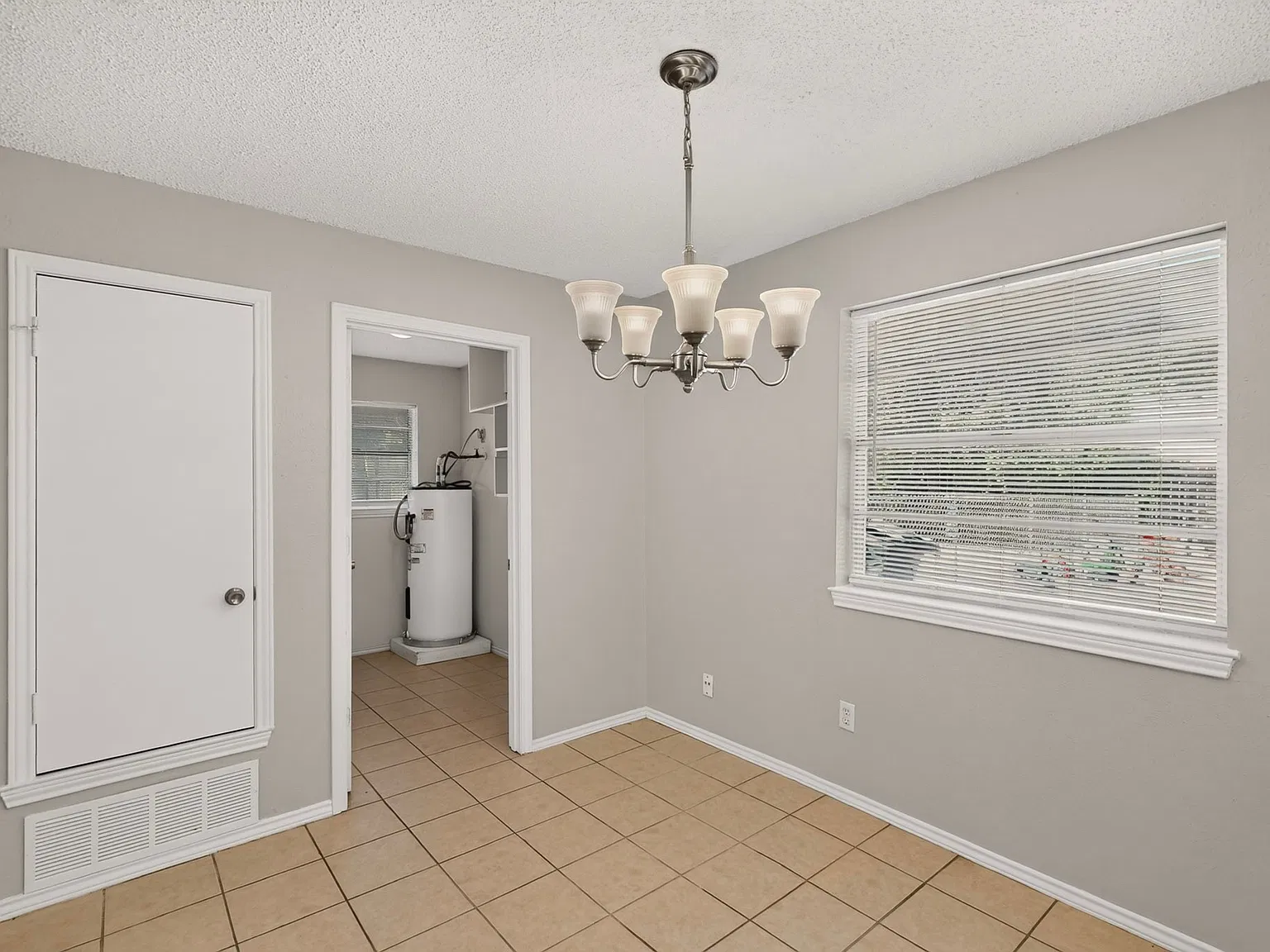 2 bed, 1050 sqft, $1,550 — Photo 4