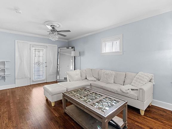 3rd image of 212 W Loretta Ave