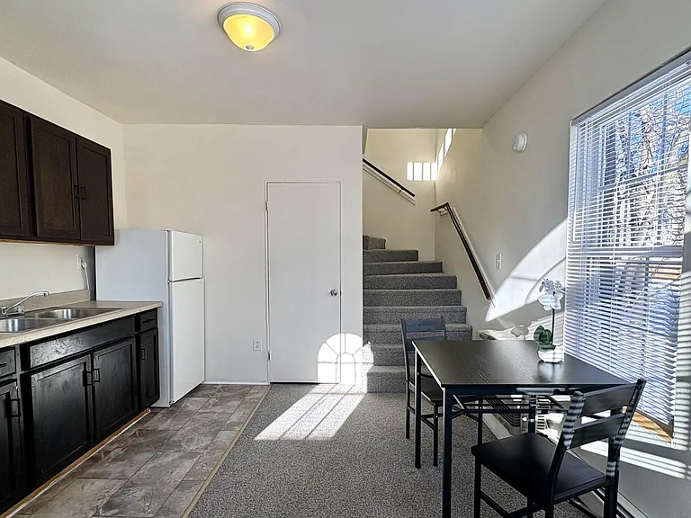 171 Oak St #1R — Photo 5