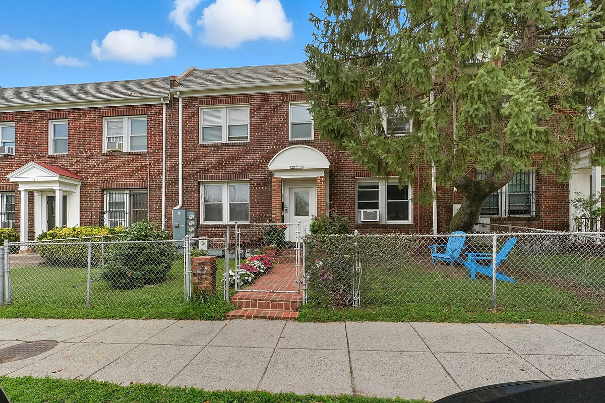 Building - 117 19th St NE