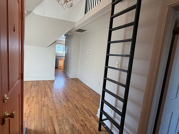 2nd image of 253 N Lincoln St #2