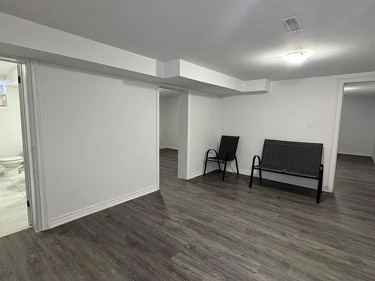 1467 Oxford St — Photo 30