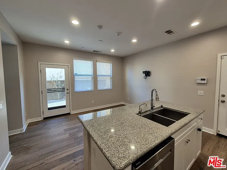 383 Silktree Ave — Photo 8