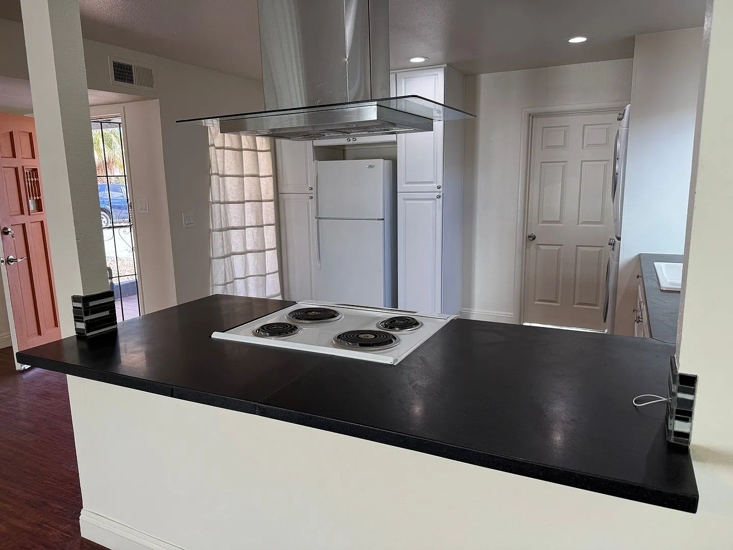Beverly Green Large Home with Pool and In-Law Unit — Photo 3