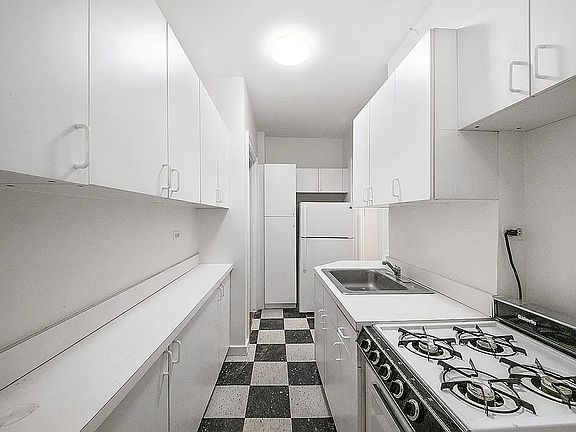 4th image of 500 W End Ave APT 8L