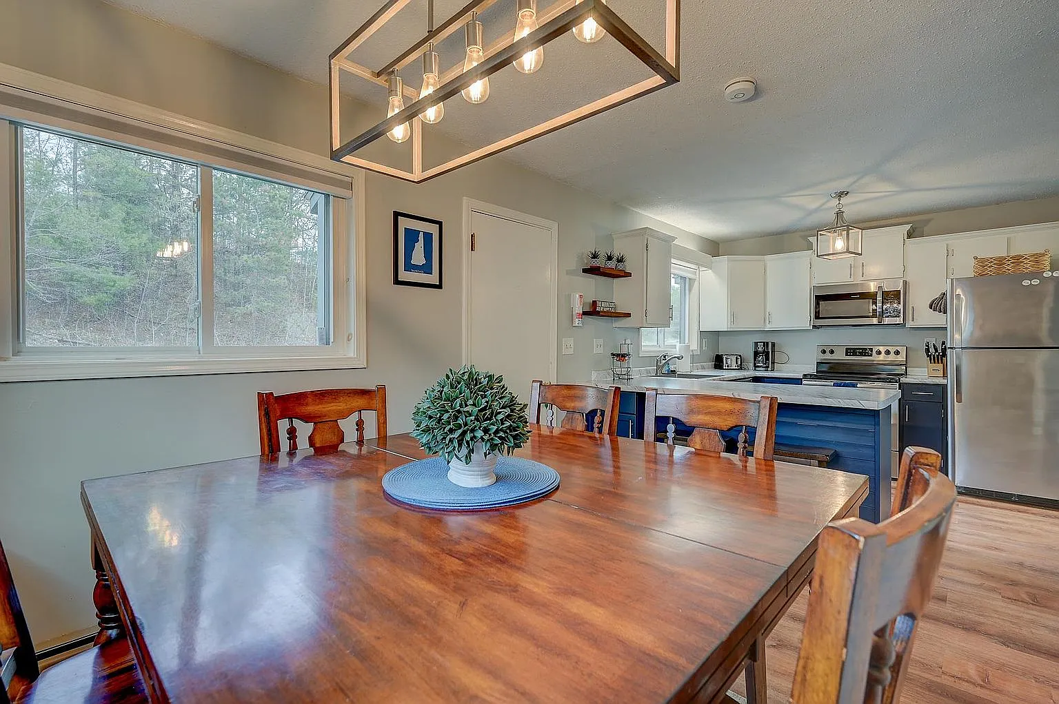3 bed, 1.5 bath, 1364 sqft, $2,700 — Photo 2