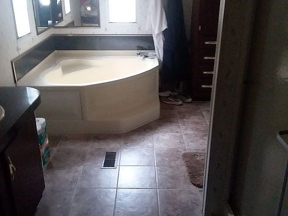 Master bath w/garden tub