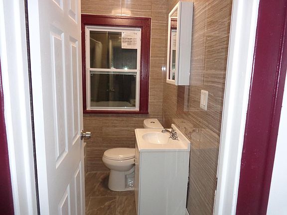 4th image of 208 Carl St Floor 1