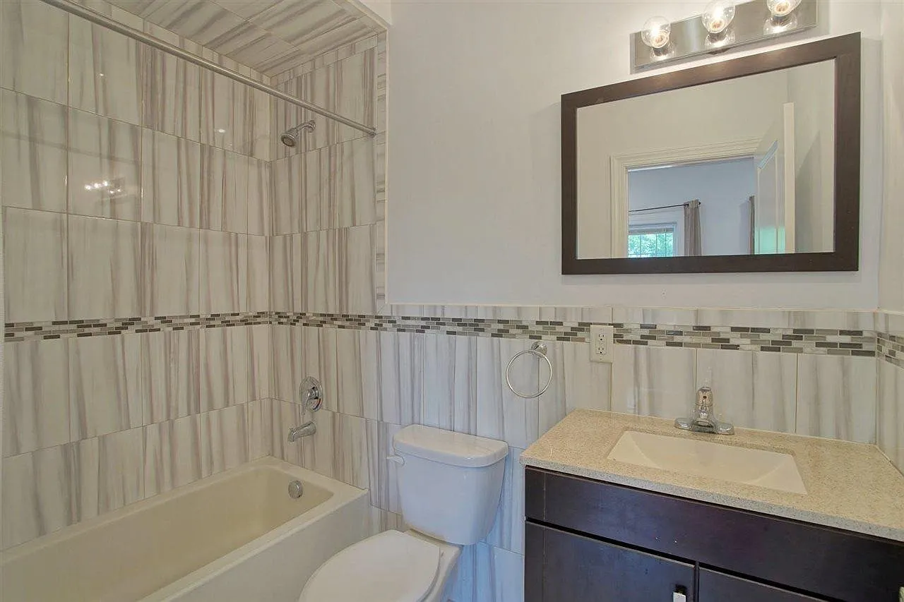 1 bed, 2.0 bath, 900 sqft, $2,390 — Photo 4