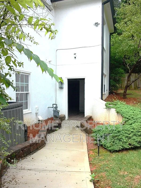 1 bed, 1.0 bath, 1616 sqft, $1,650 — Photo 2