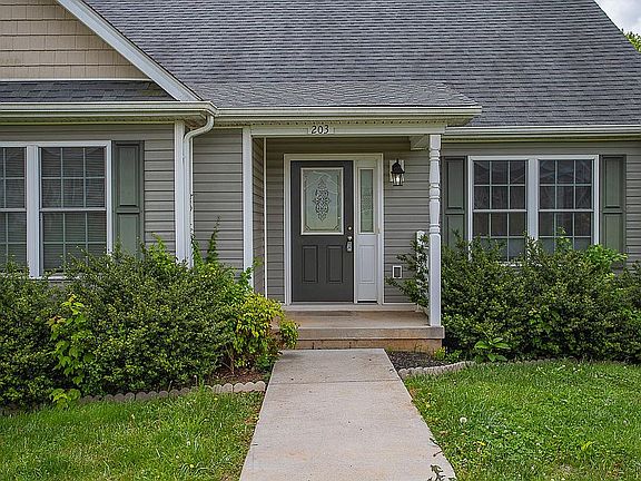 4th image of 203 Stratford Pl