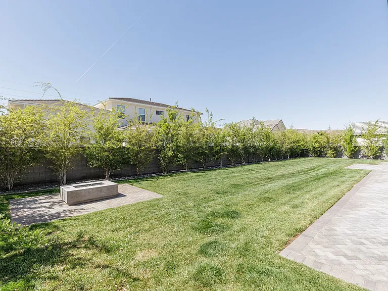 1621 W Approach Ln — Photo 6