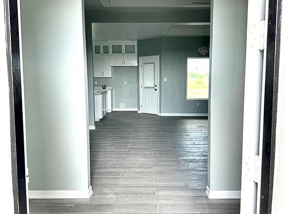 4th image of 412 Catalina Ave